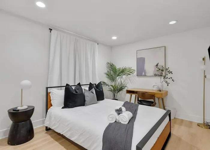 Modern Elegance- Big Group - Games - Sleeps 10